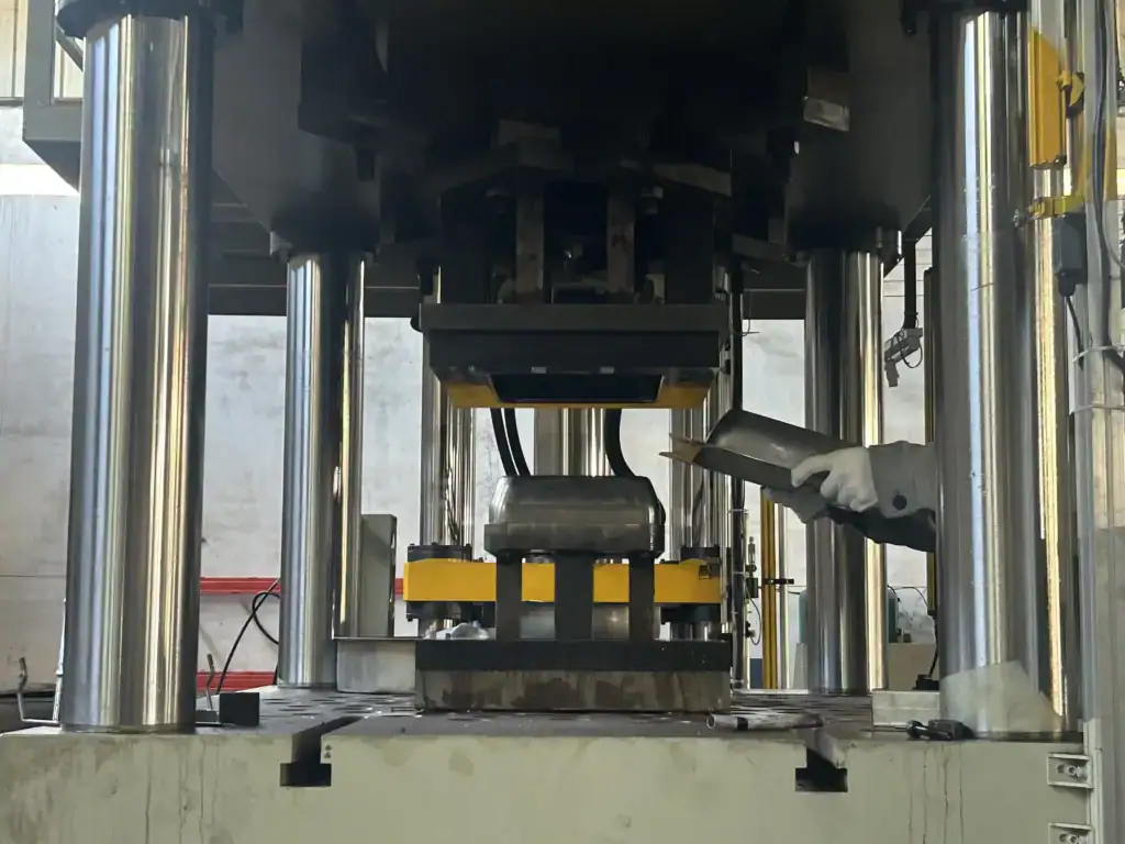 Fabbrica di pentole a induzione all'avanguardia, dotata di macchinari all'avanguardia e di personale qualificato.