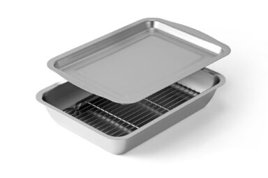 Recipiente de acero inoxidable para guardar alimentos con tapa y rejilla para organizarlos.